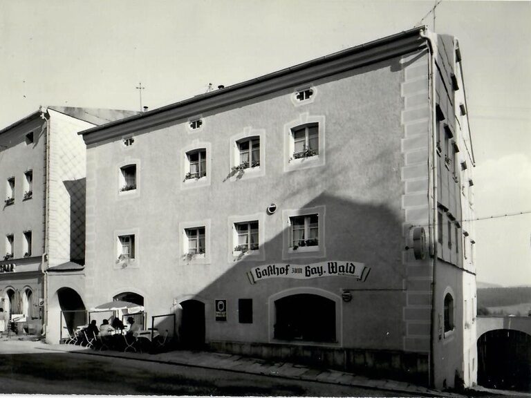 Ein historisches Schwarzweißfoto des Hotels Happinger Hof aus dem letzten Jahrhundert.
