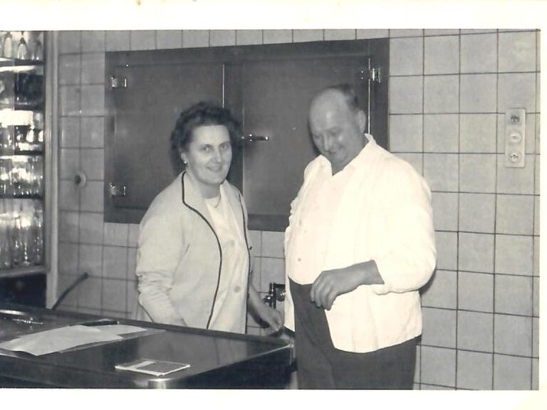 Ein historisches Schwarzweißfoto der Betreiber des Happinger Hofs in Rosenheim im letzten Jahrhundert.